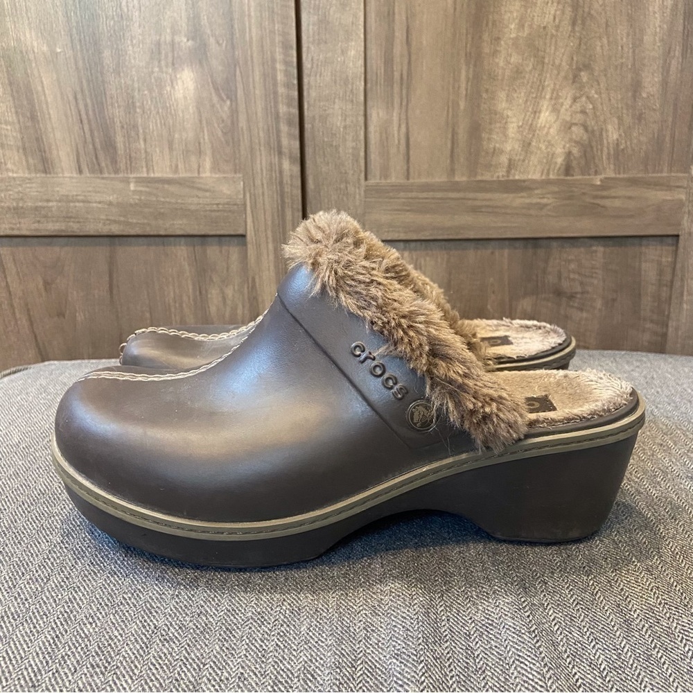 Crocs women's 9‎ Cobbler Eva brown with faux fur lining clogs